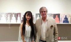 YY小損樣參加外國大使個人畫展 原創的《IR女神戰歌》得到了名師